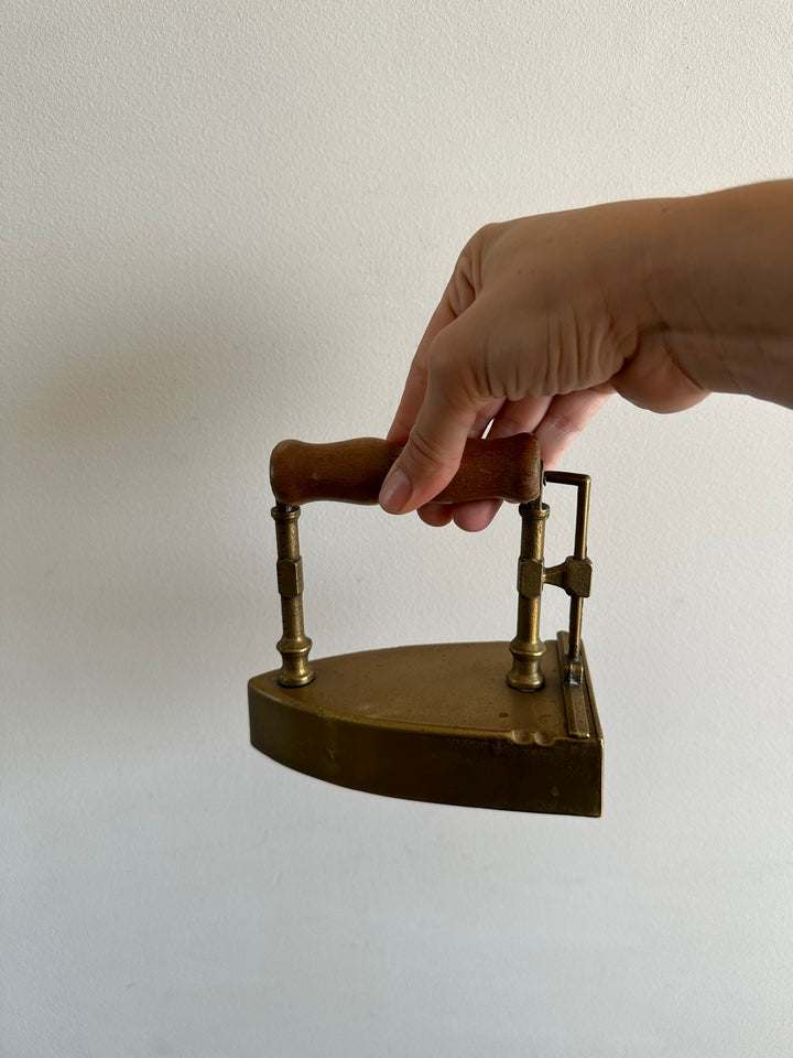 Fer en laiton et manche en bois