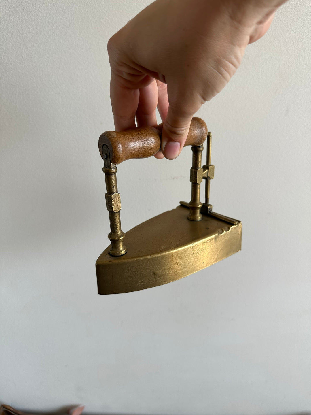 Fer en laiton et manche en bois