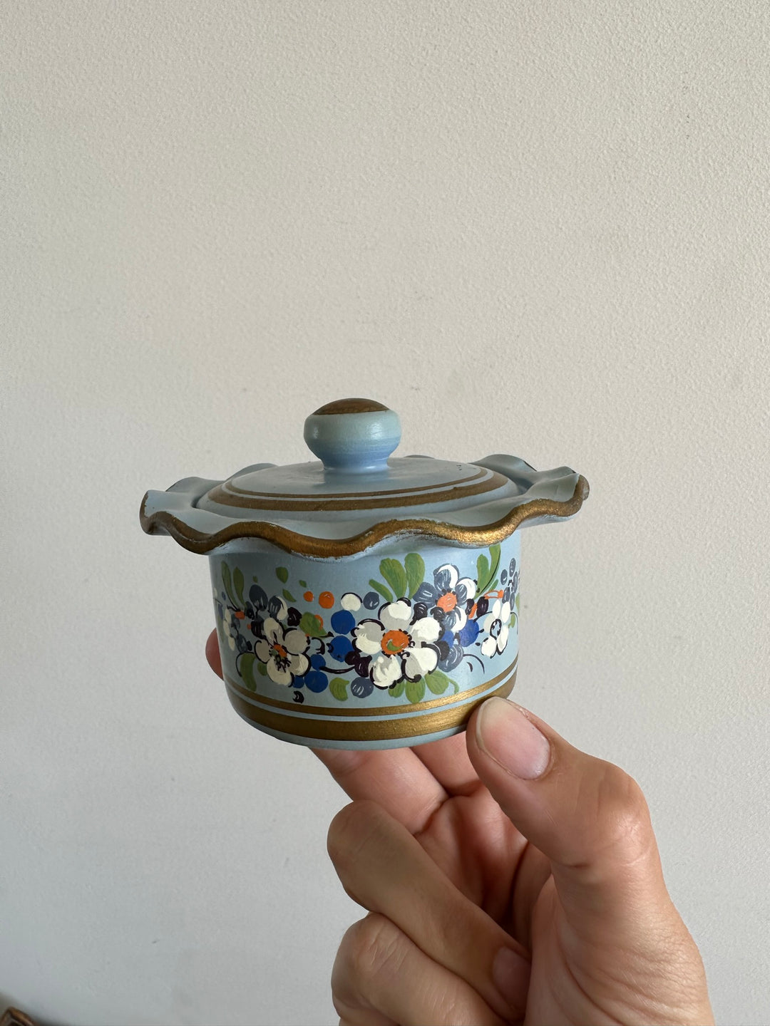 Bonbonnière en porcelaine peinte à la main