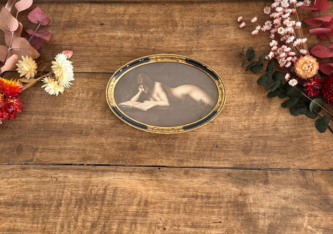 Jeune fille nue lisant cadre ovale en bois doré