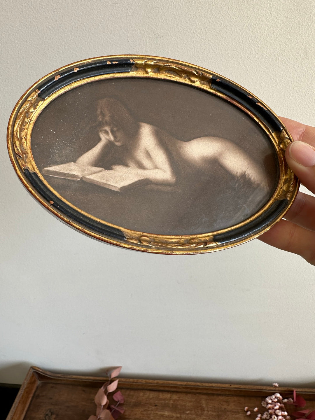 Jeune fille nue lisant cadre ovale en bois doré