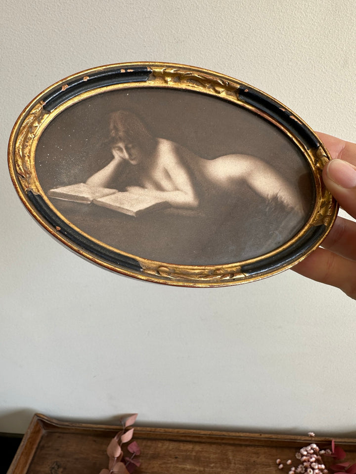 Jeune fille nue lisant cadre ovale en bois doré