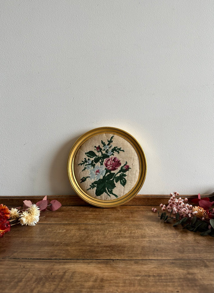 Broderie ronde cadre doré en bois