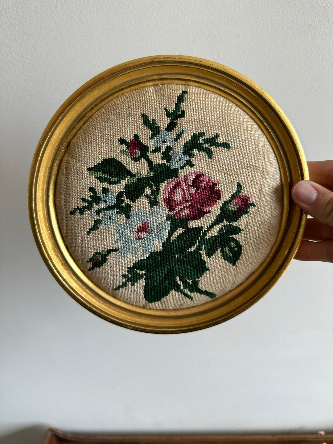 Broderie ronde cadre doré en bois