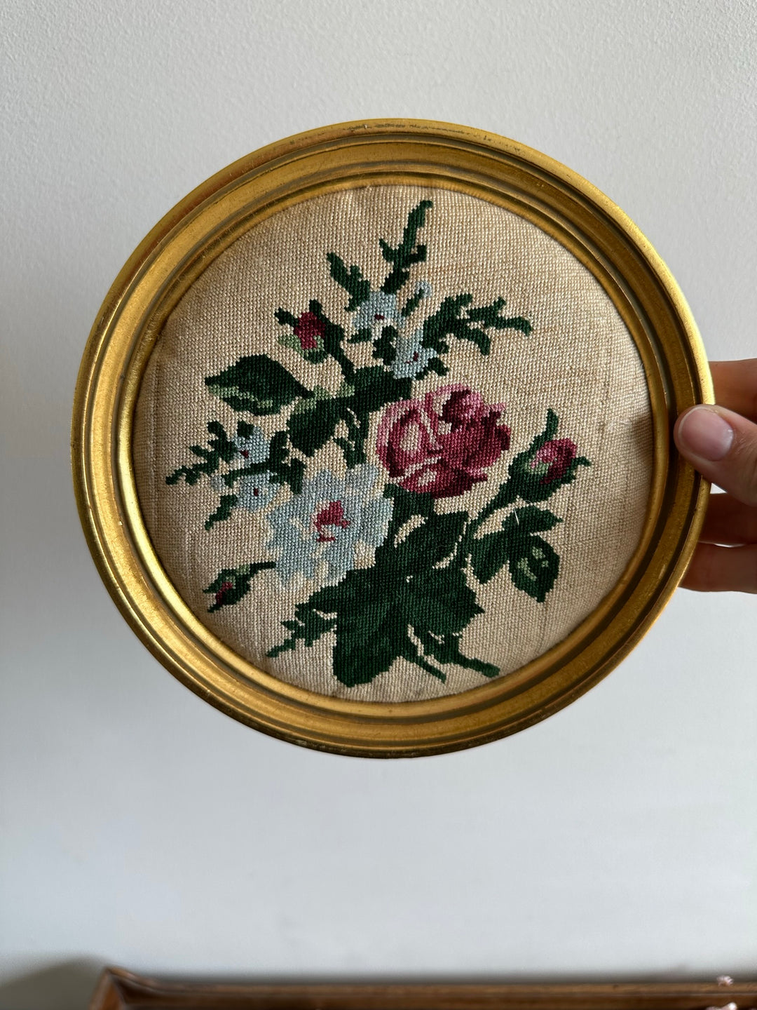 Broderie ronde cadre doré en bois