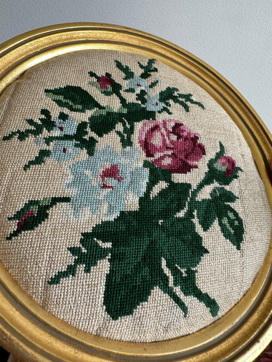 Broderie ronde cadre doré en bois