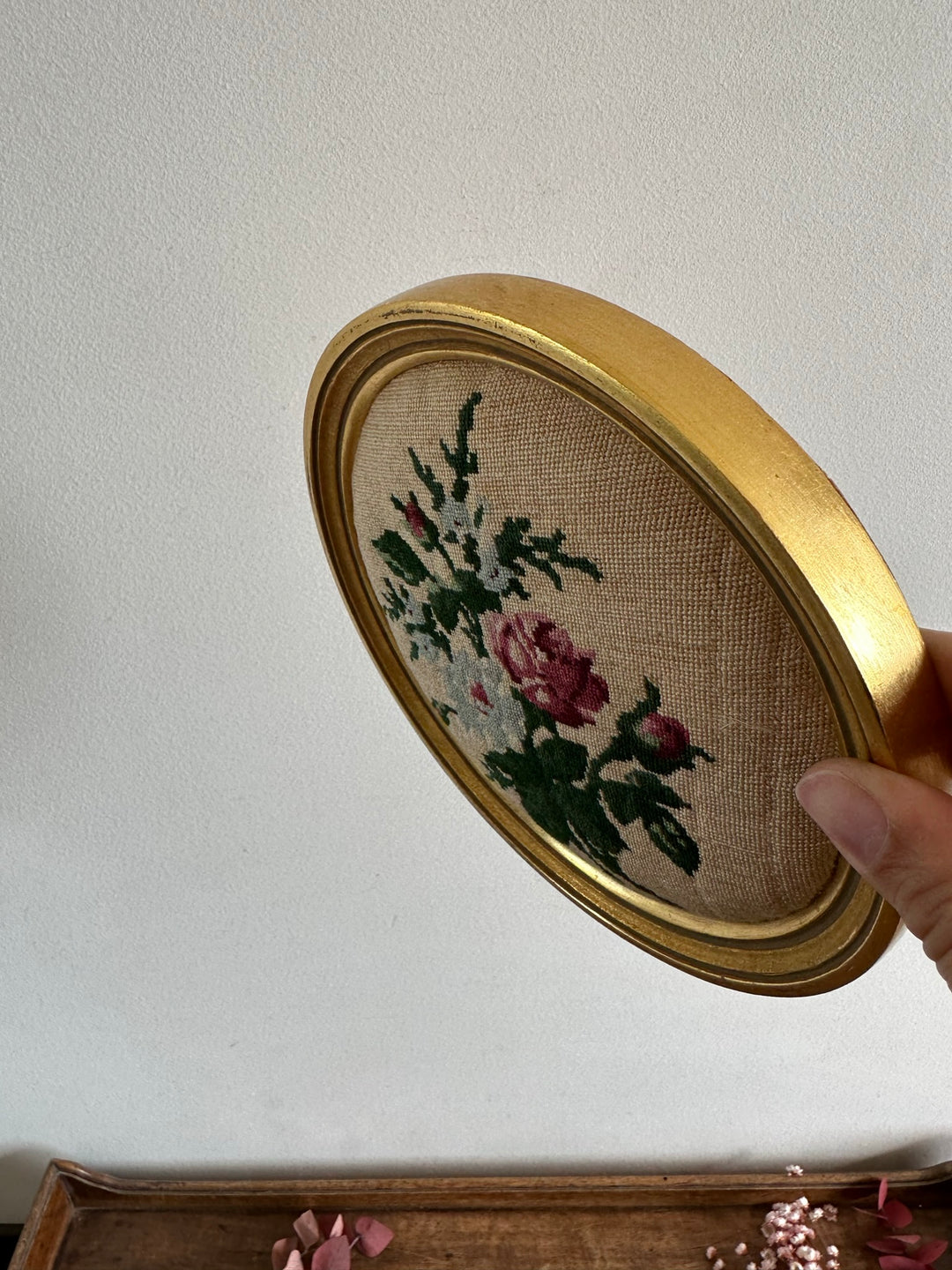 Broderie ronde cadre doré en bois