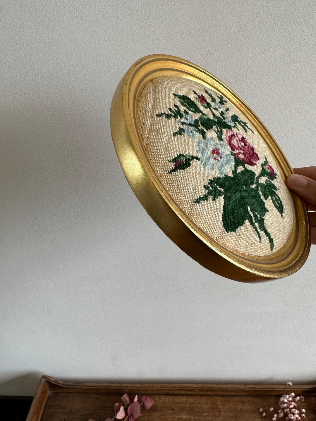Broderie ronde cadre doré en bois