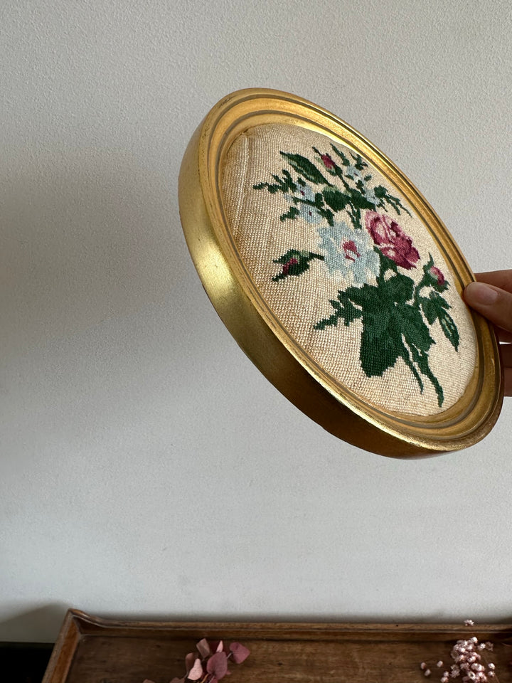 Broderie ronde cadre doré en bois