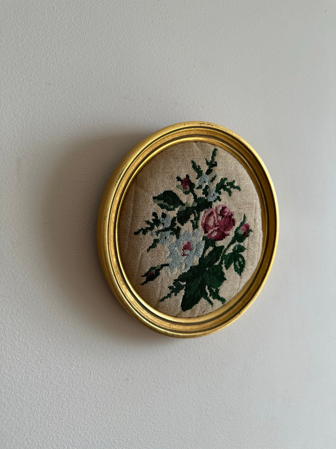 Broderie ronde cadre doré en bois