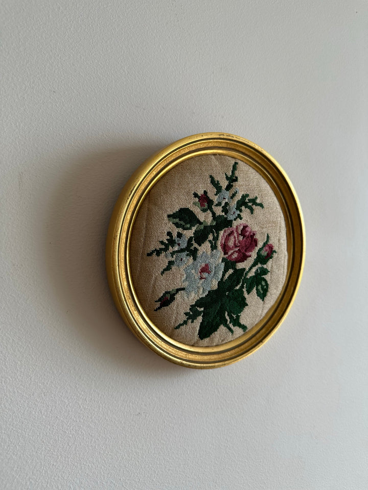 Broderie ronde cadre doré en bois