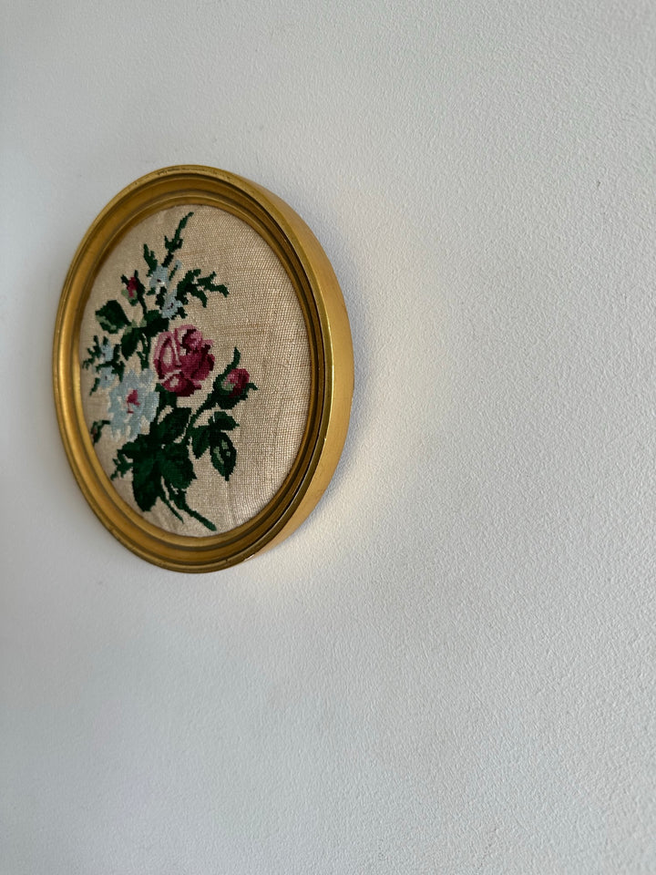 Broderie ronde cadre doré en bois