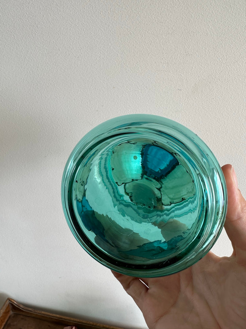 Bocaux en verre bleus décorés à la main