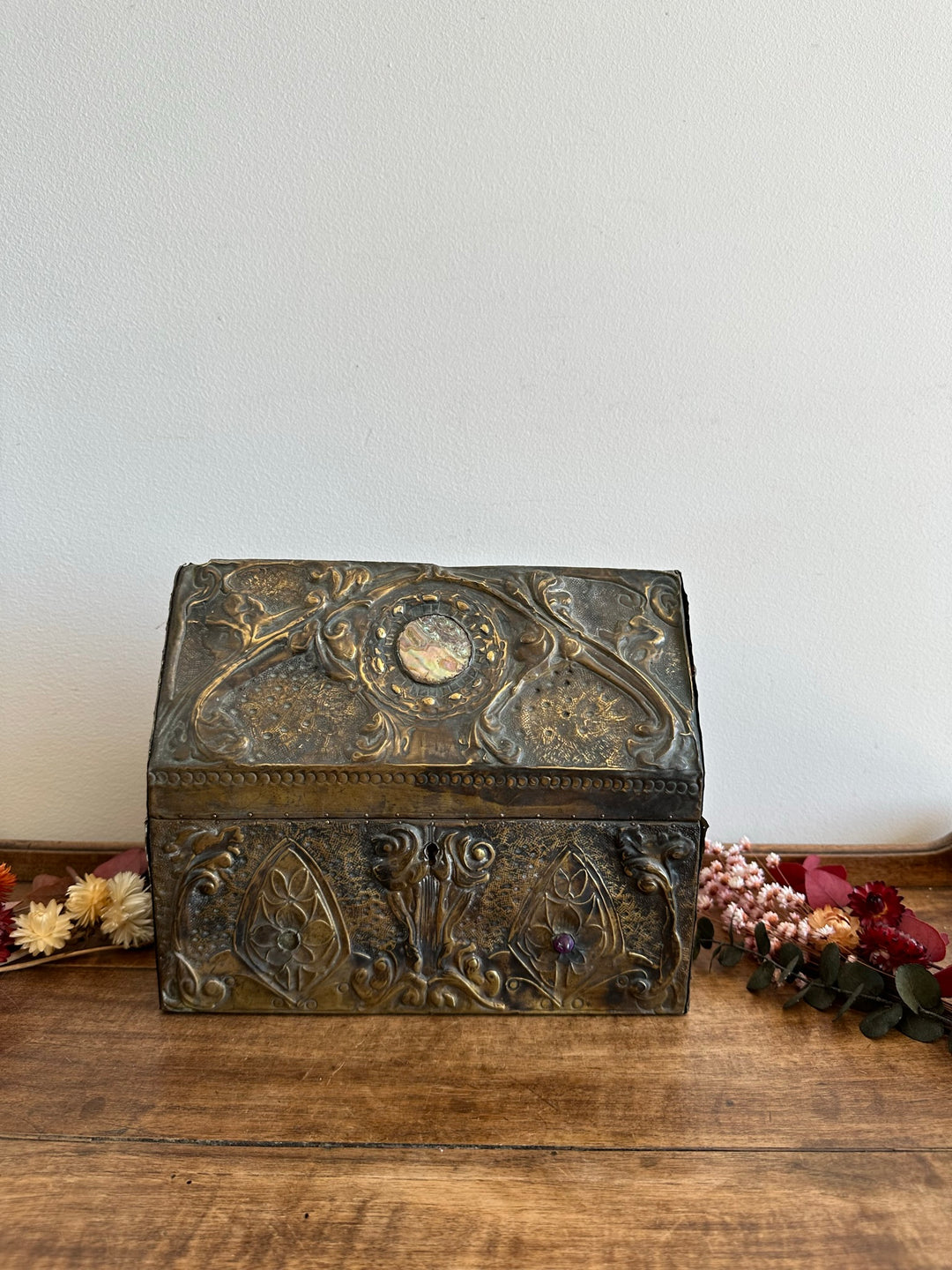 Coffret en bois recouvert de laiton repoussé début XXème