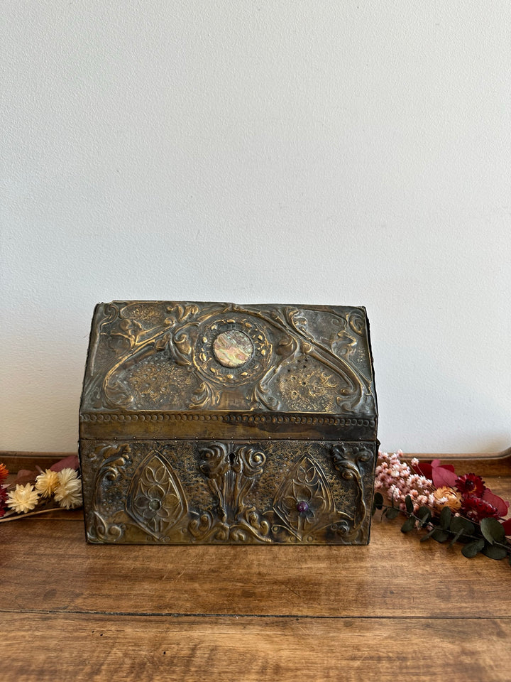 Coffret en bois recouvert de laiton repoussé début XXème