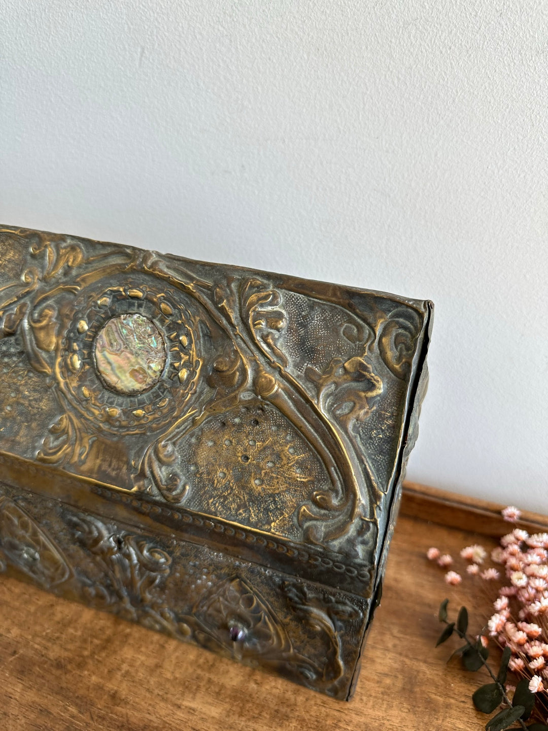 Coffret en bois recouvert de laiton repoussé début XXème