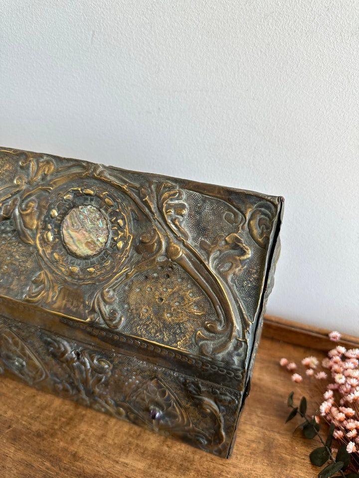 Coffret en bois recouvert de laiton repoussé début XXème