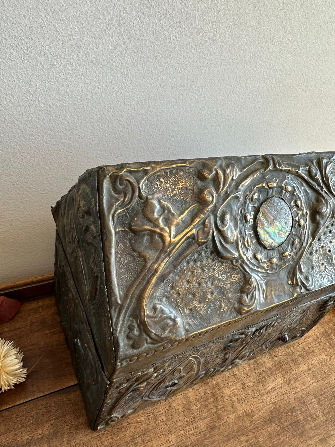 Coffret en bois recouvert de laiton repoussé début XXème