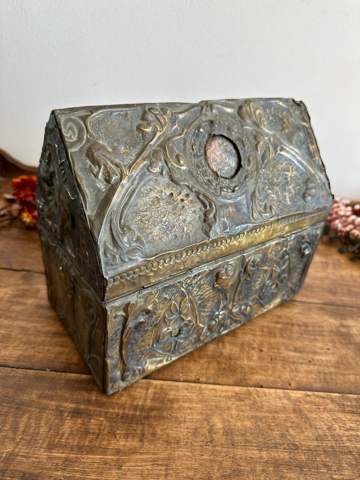 Coffret en bois recouvert de laiton repoussé début XXème