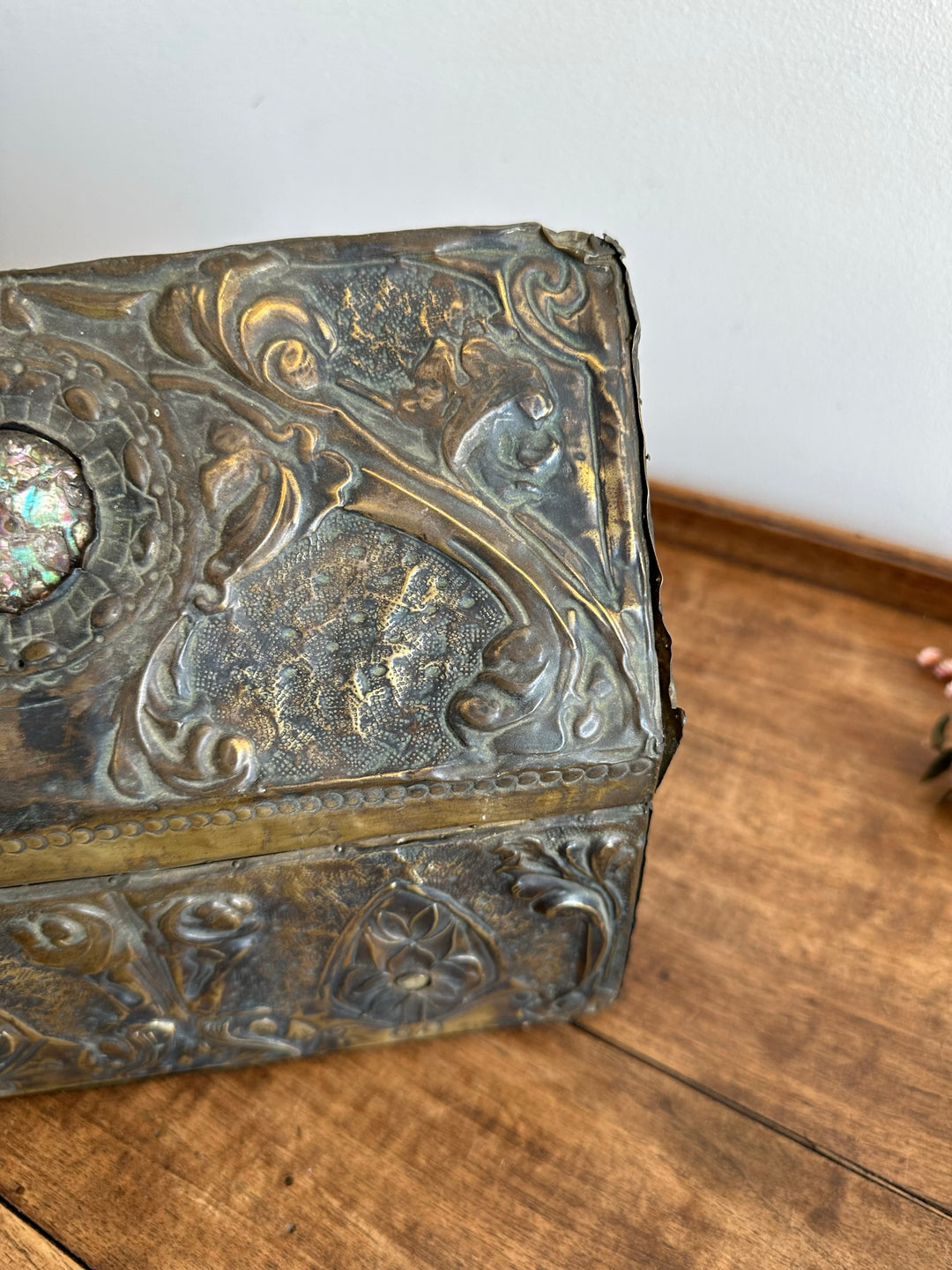 Coffret en bois recouvert de laiton repoussé début XXème