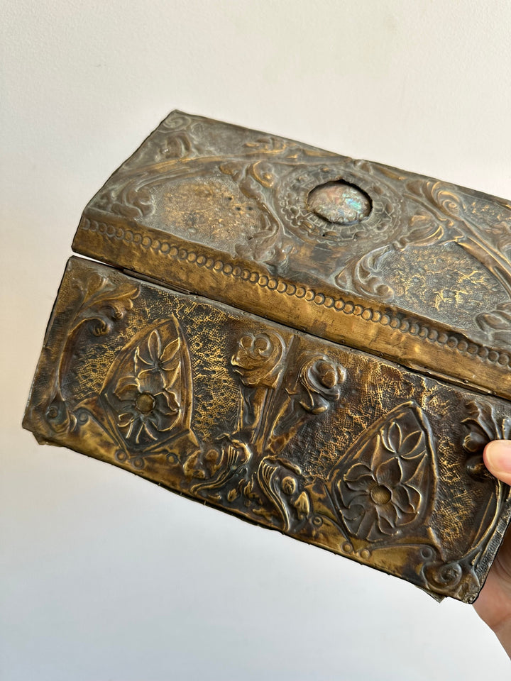 Coffret en bois recouvert de laiton repoussé début XXème