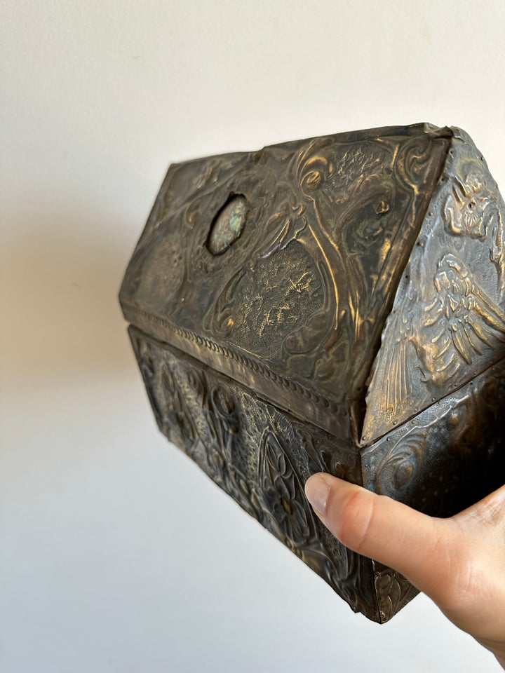 Coffret en bois recouvert de laiton repoussé début XXème