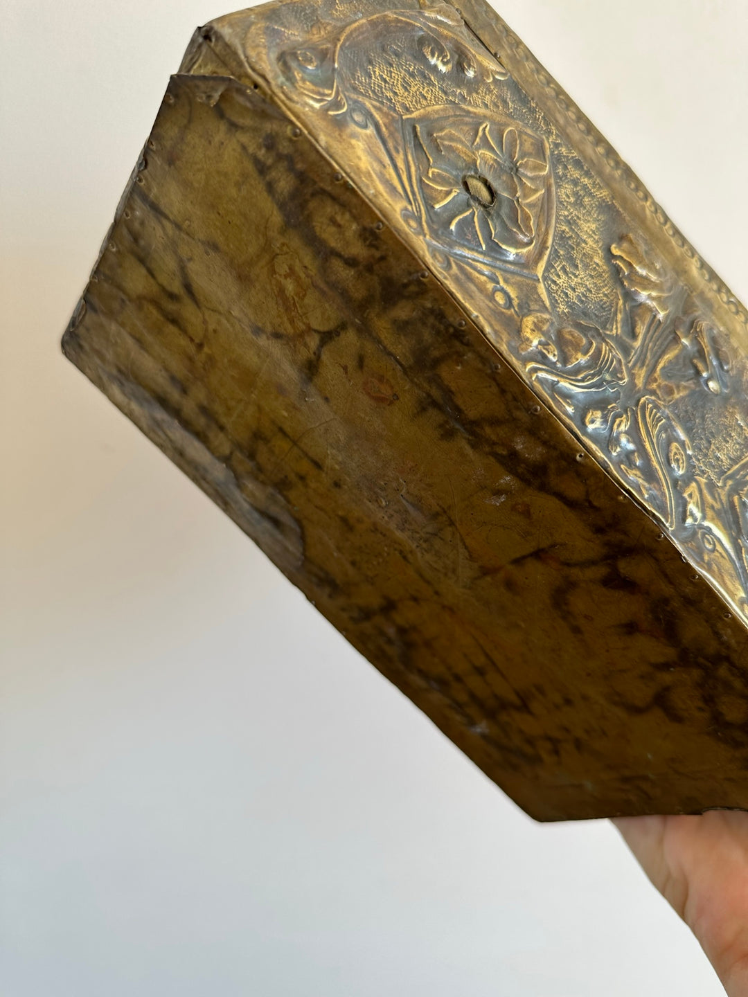Coffret en bois recouvert de laiton repoussé début XXème