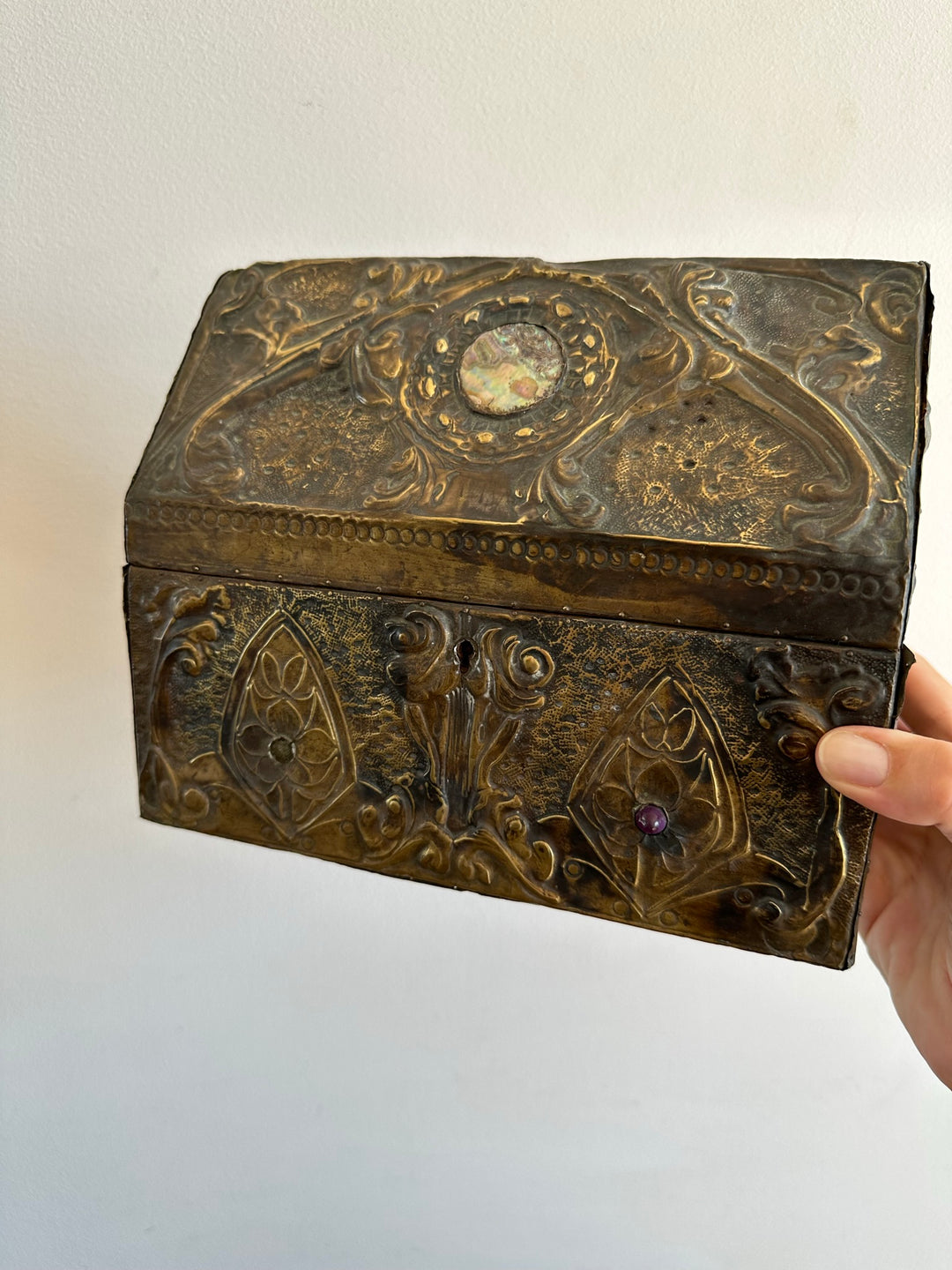 Coffret en bois recouvert de laiton repoussé début XXème