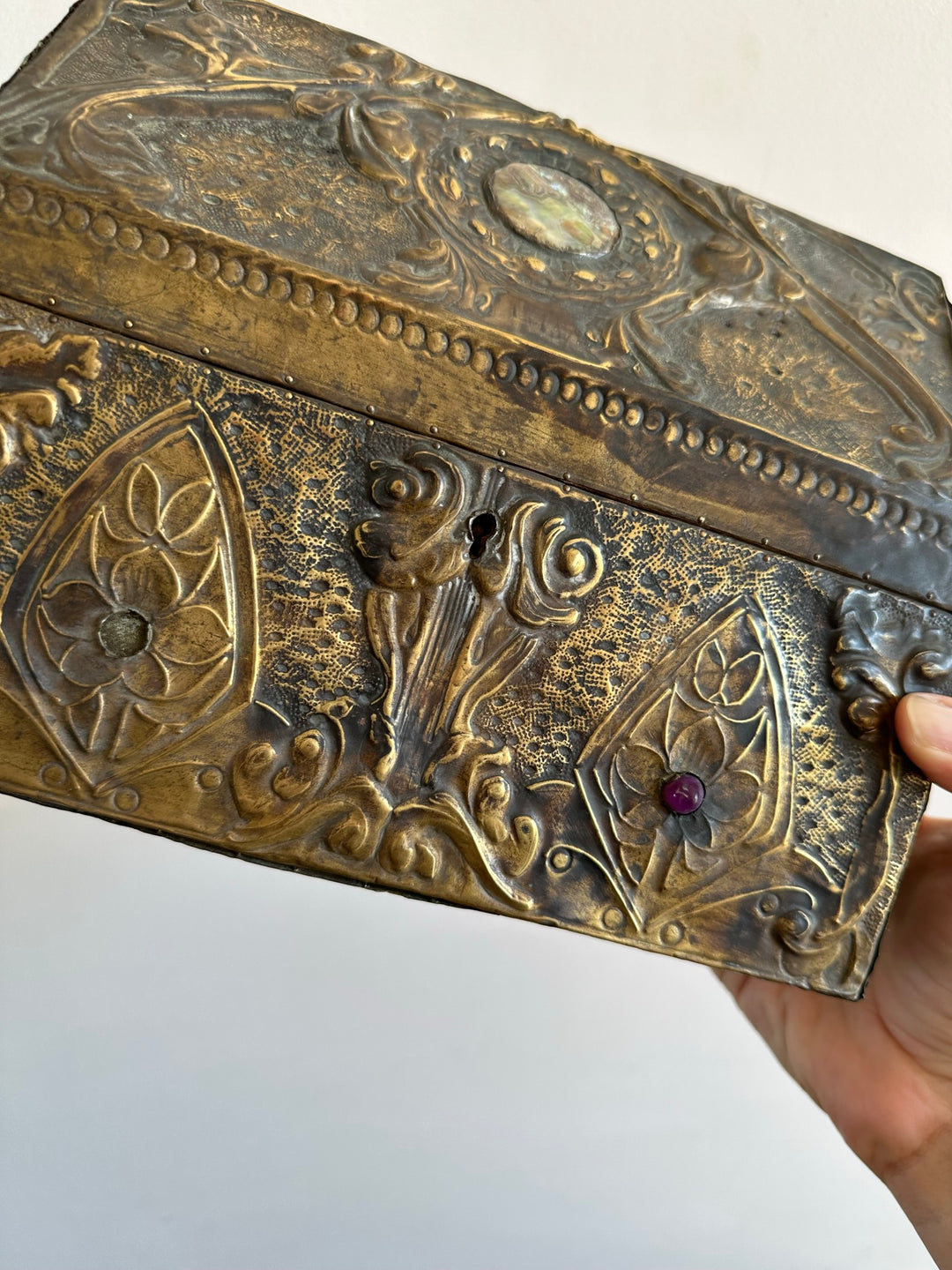 Coffret en bois recouvert de laiton repoussé début XXème
