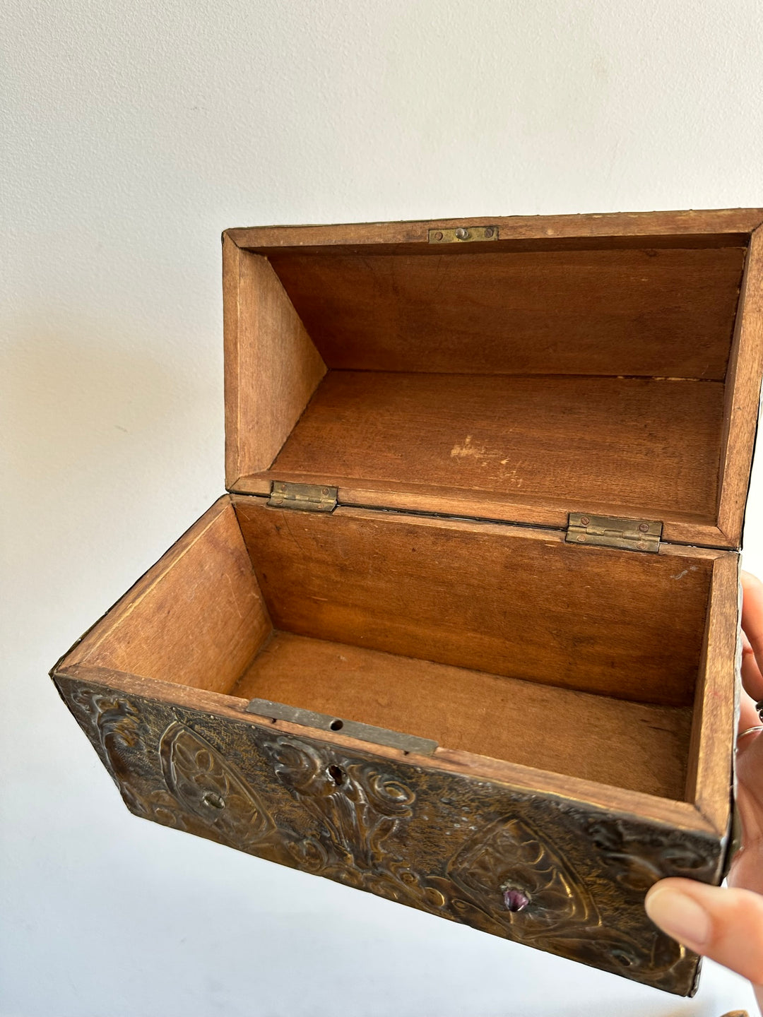 Coffret en bois recouvert de laiton repoussé début XXème