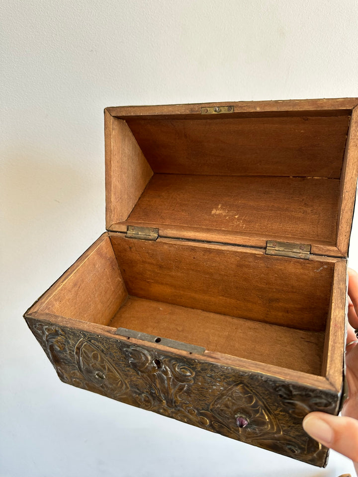Coffret en bois recouvert de laiton repoussé début XXème