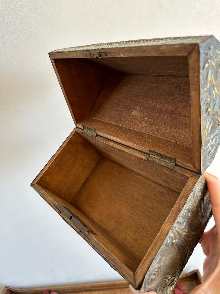Coffret en bois recouvert de laiton repoussé début XXème