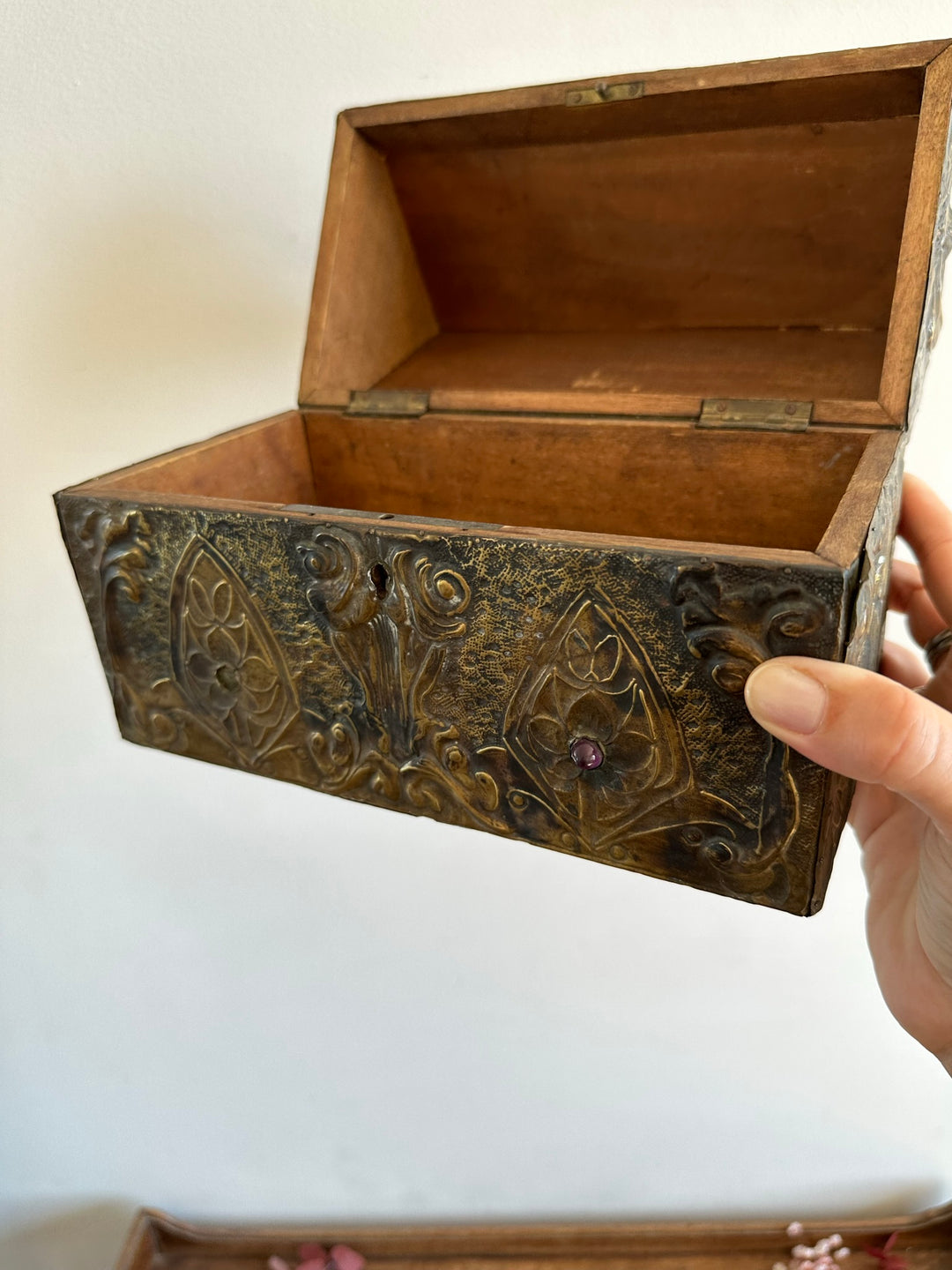 Coffret en bois recouvert de laiton repoussé début XXème
