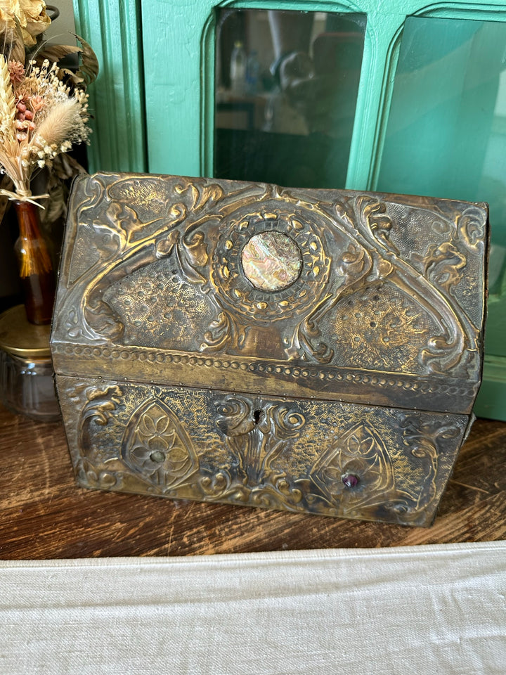 Coffret en bois recouvert de laiton repoussé début XXème