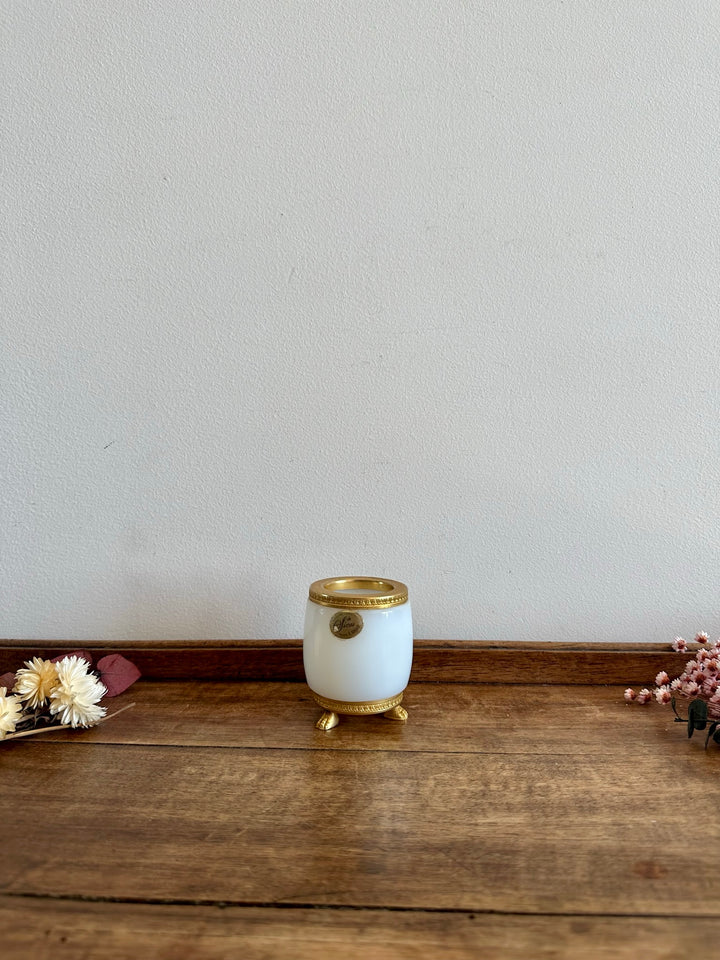 Pot en opaline blanche cerclée de laiton doré cristal de Sèvres