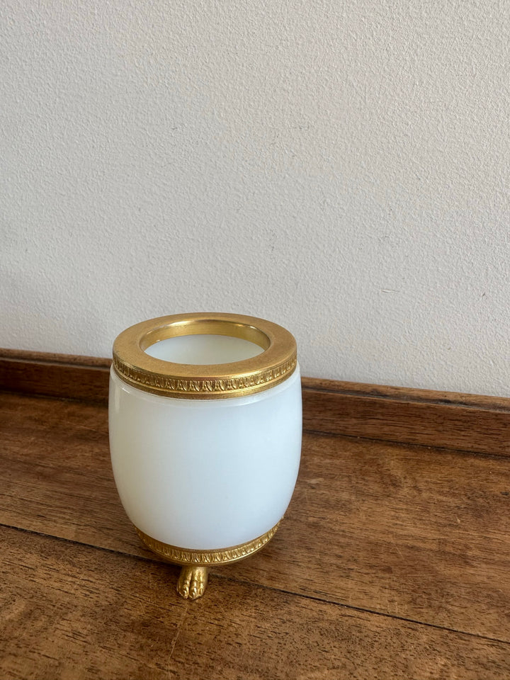 Pot en opaline blanche cerclée de laiton doré cristal de Sèvres