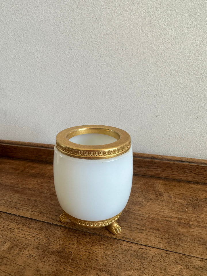 Pot en opaline blanche cerclée de laiton doré cristal de Sèvres