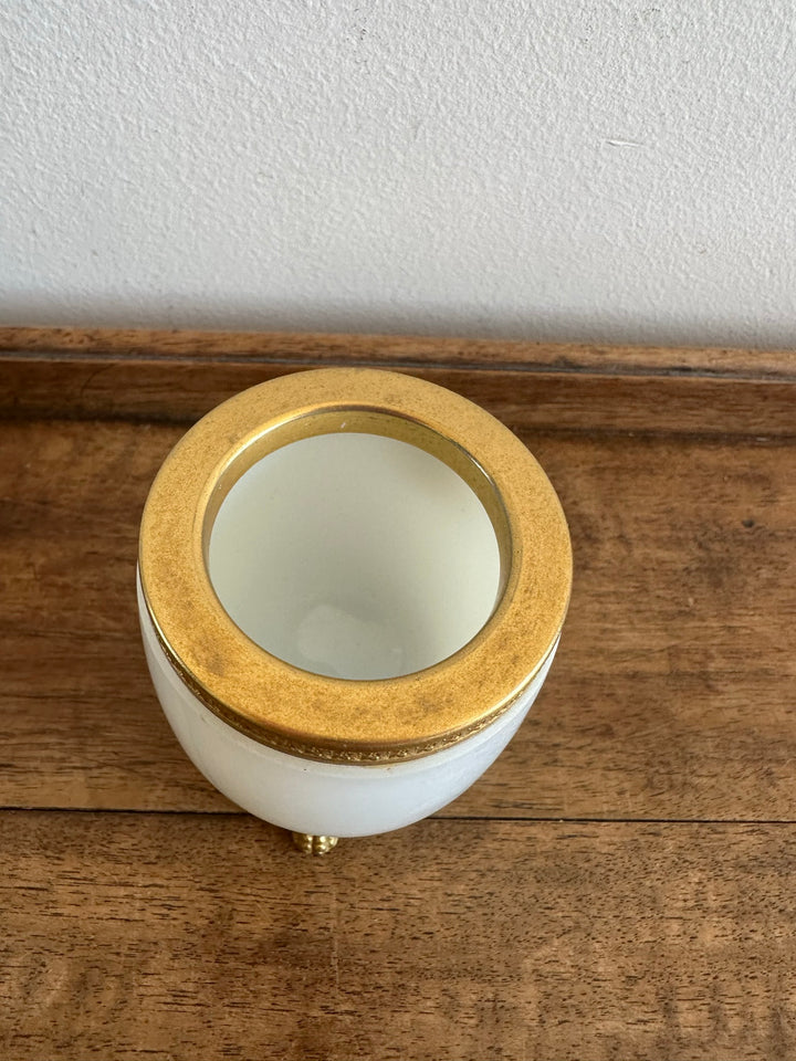 Pot en opaline blanche cerclée de laiton doré cristal de Sèvres