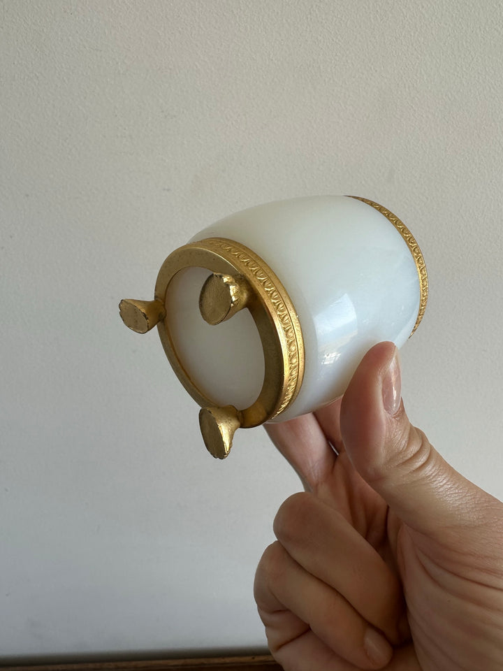 Pot en opaline blanche cerclée de laiton doré cristal de Sèvres
