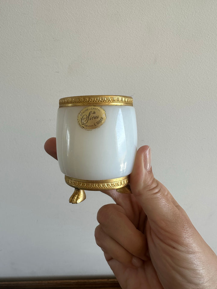 Pot en opaline blanche cerclée de laiton doré cristal de Sèvres