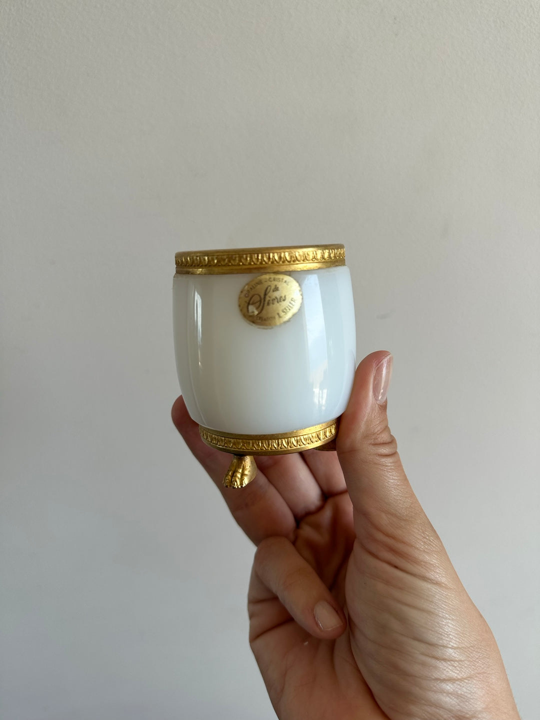 Pot en opaline blanche cerclée de laiton doré cristal de Sèvres