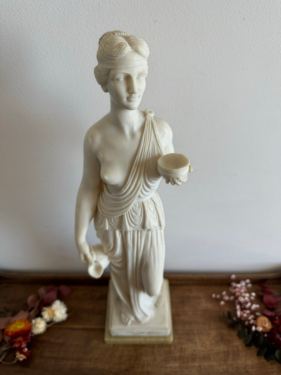Représentation de Hébé d'après Bertel Thorvaldsen statue en résine