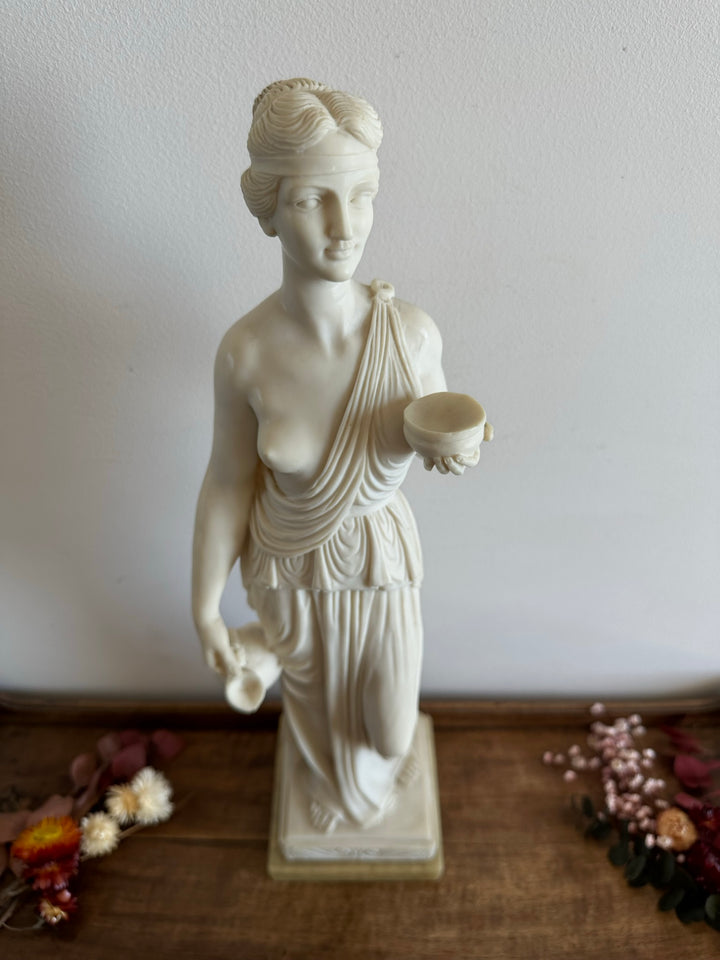 Représentation de Hébé d'après Bertel Thorvaldsen statue en résine