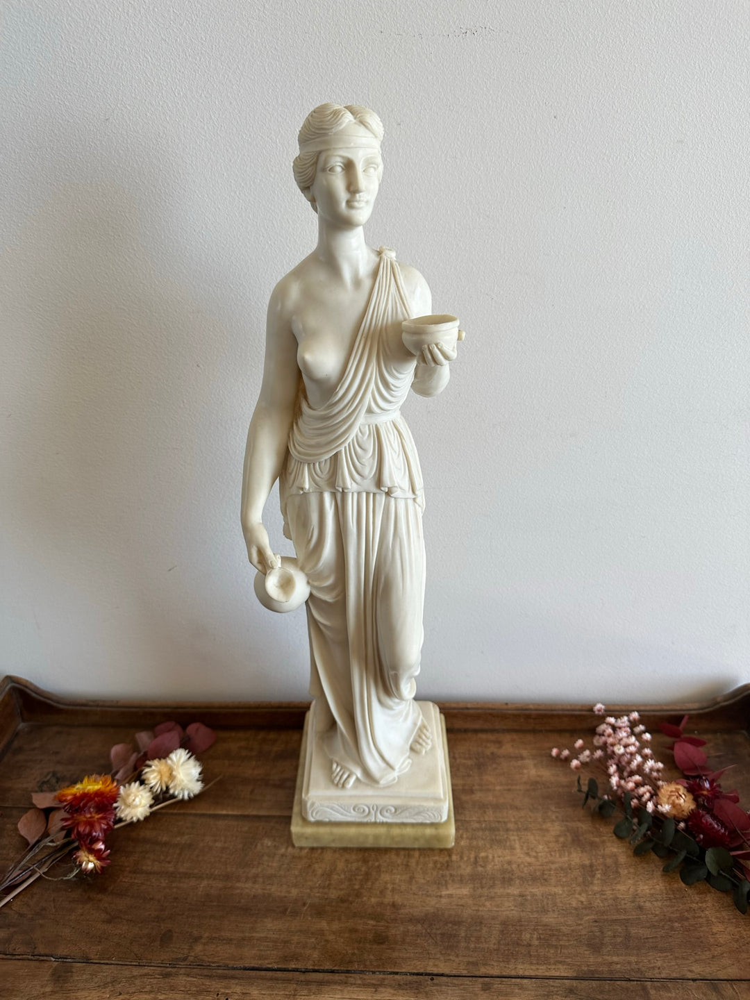 Représentation de Hébé d'après Bertel Thorvaldsen statue en résine