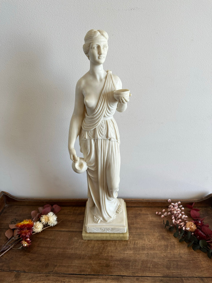 Représentation de Hébé d'après Bertel Thorvaldsen statue en résine
