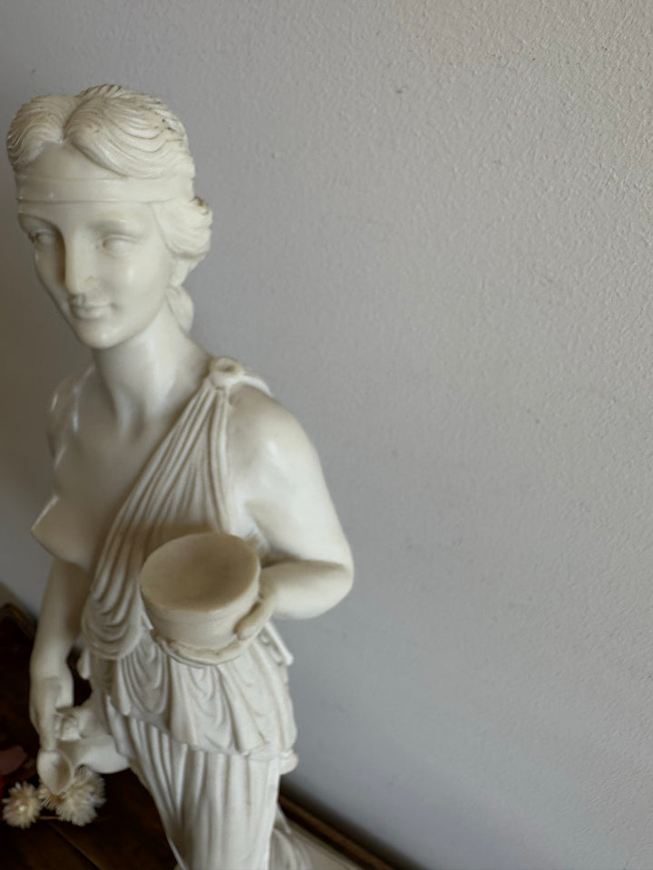 Représentation de Hébé d'après Bertel Thorvaldsen statue en résine