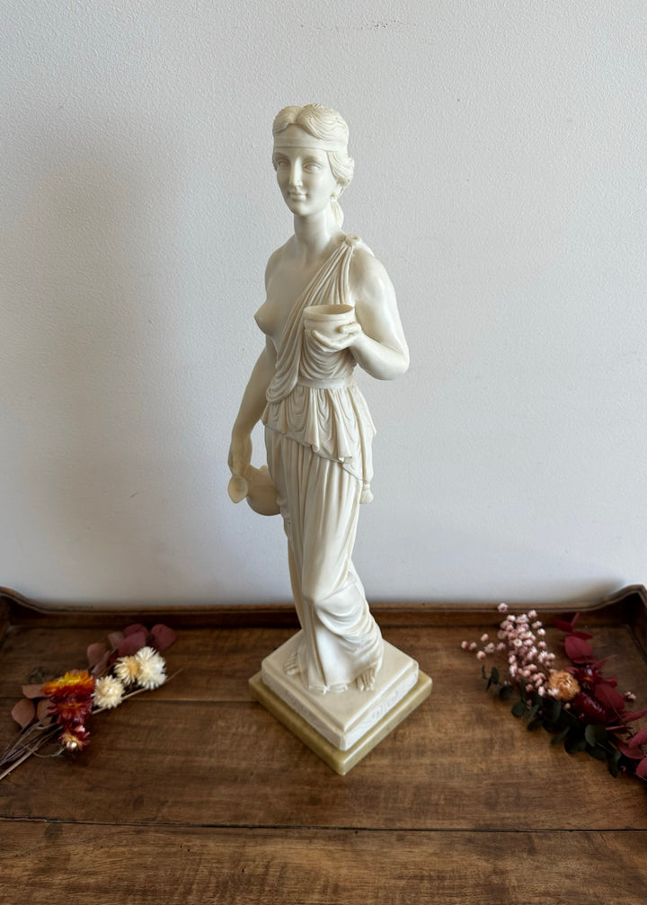 Représentation de Hébé d'après Bertel Thorvaldsen statue en résine