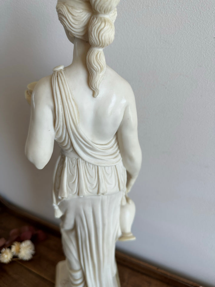 Représentation de Hébé d'après Bertel Thorvaldsen statue en résine