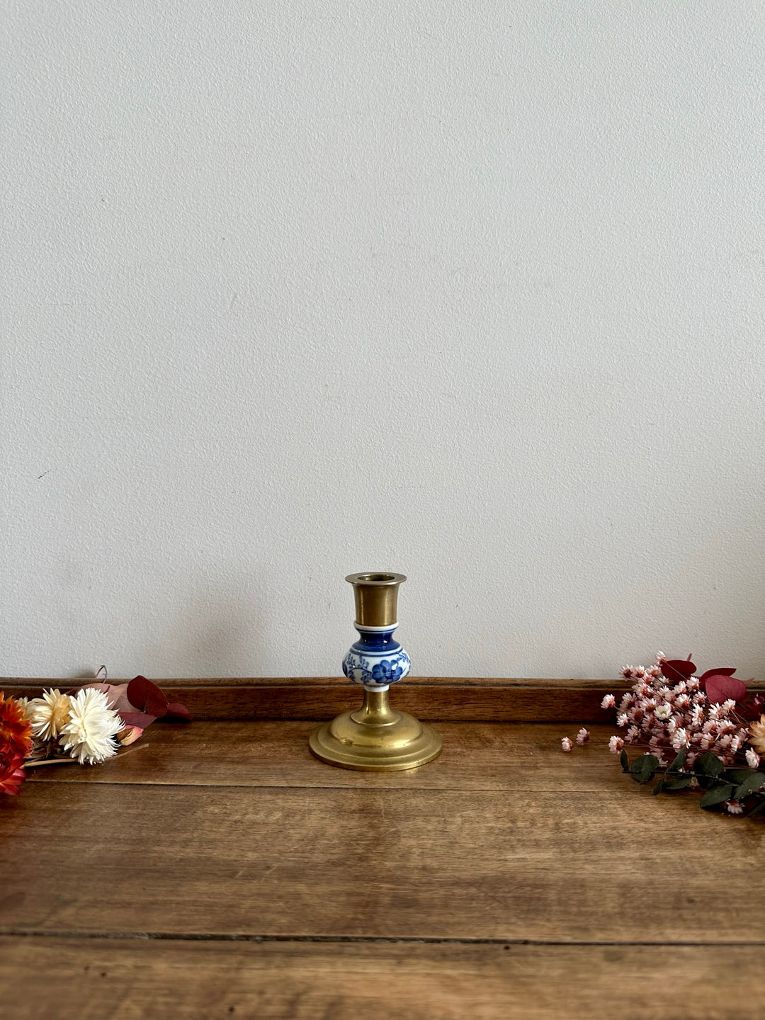 Bougeoir en laiton et porcelaine peinte