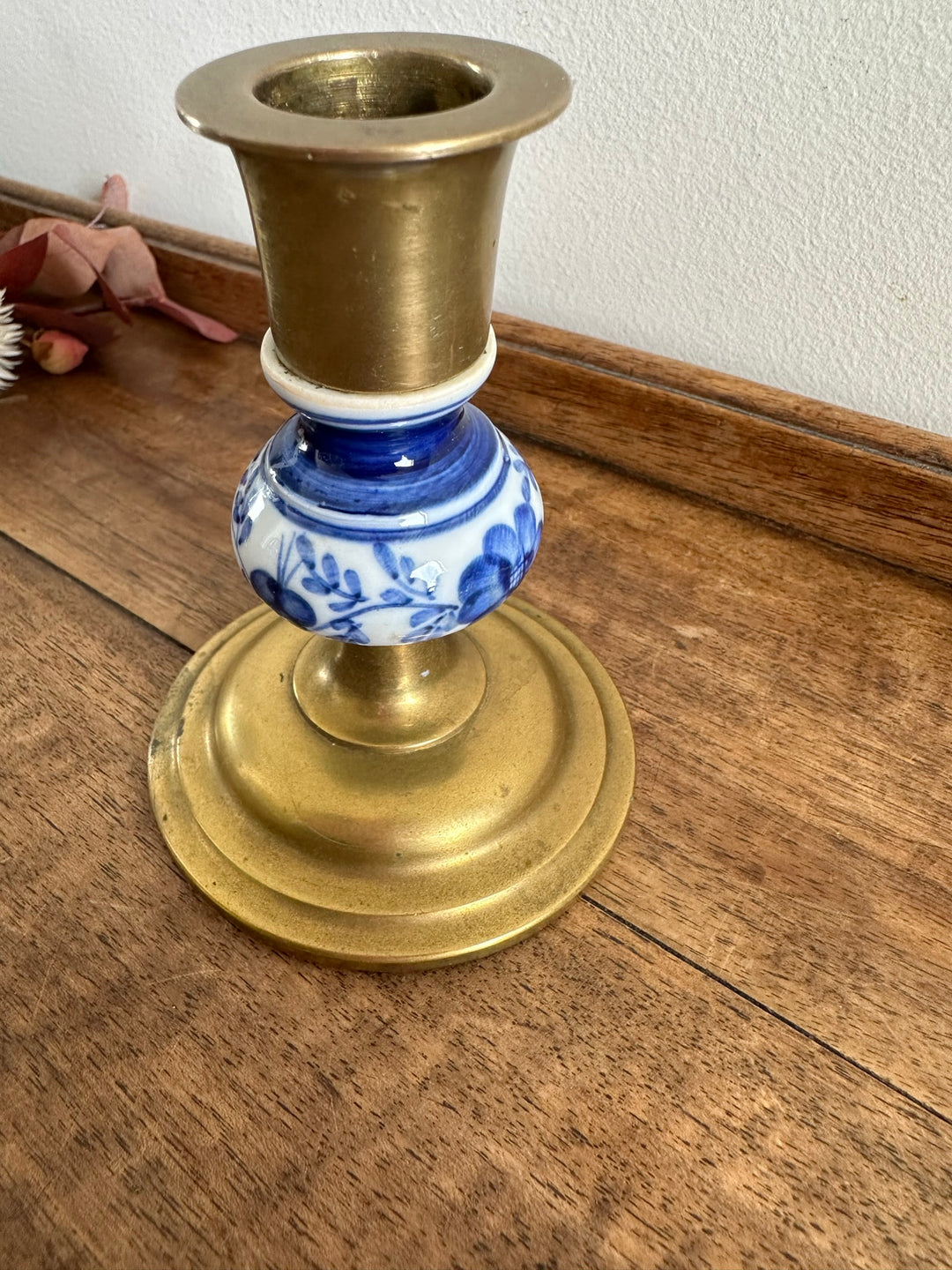 Bougeoir en laiton et porcelaine peinte